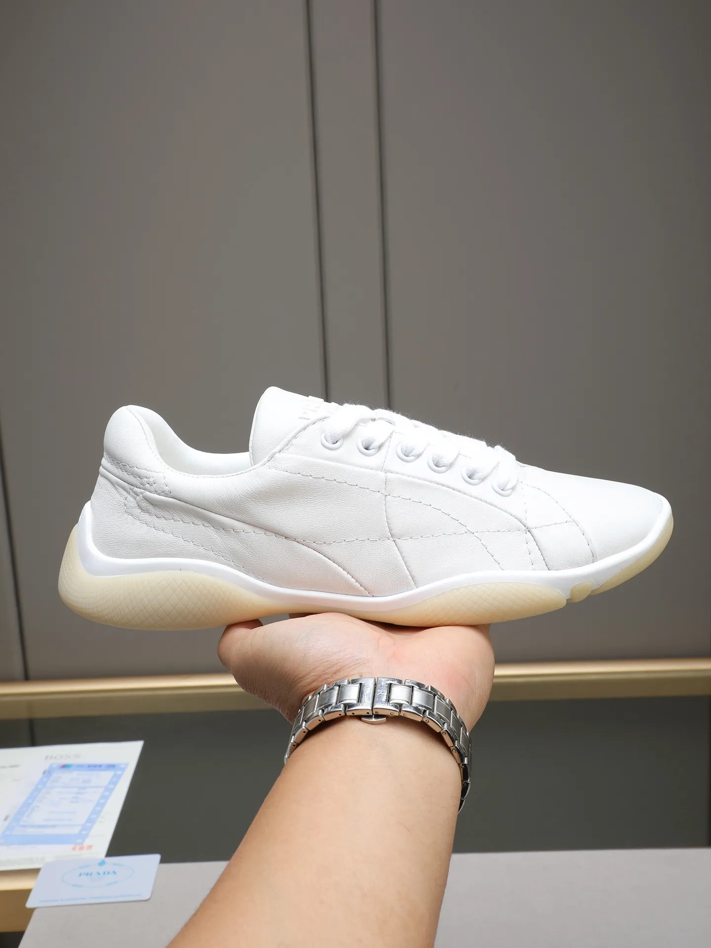 Men's Men's Shoes 💰700 Prada/Prada 1:1 men's casual shoes combine comfort with sophisticated and innovative design. The latest model features a sporty silhouette with visible topstitching that echoes the dynamic lines of the original. Inspired by driving shoes, this sneaker uses a soft and even cow upper, with a light and flexible rubber sole with a concave and convex pattern pattern, giving the sneaker a light appearance and smoothness. The upper is equipped with sports-style stitching, the tongue and laces are injection molded with Epoxy logo, sheep lining and cow foot pads, TPU ultra-light outsole, the upper foot is soft and comfortable, light and breathable! Code:38-39-40-41-42-43-44 (45 customized)